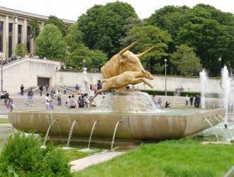 Территорию дворца украшает живописный са