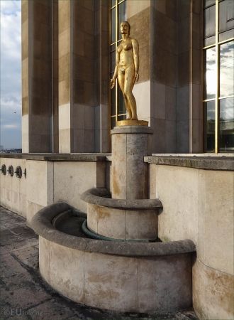 Здание богато украшено скульптурами в кл