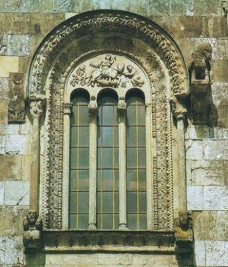 Декор окна на западном фасаде кафоликона