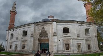 Центральный вход в Зеленую мечеть.