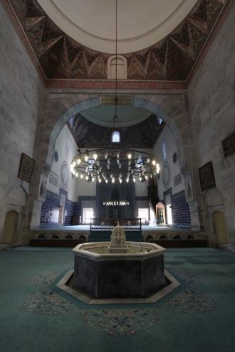 Главный молельный зал увенчан двумя купо