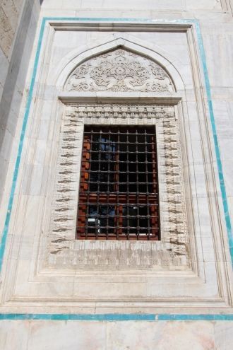 Украшенные резьбой окна мечети.