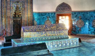 В центре зала - надгробие султана Мехмед