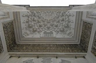 Мраморный портал мечети украшен великоле