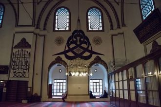 Изначально в мечети были представлены 13