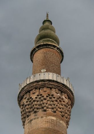 Над мечетью возвышаются два минарета.