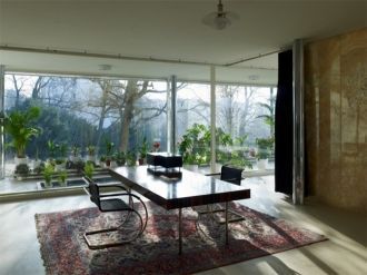 Вилла находится на склоне холма, и архит