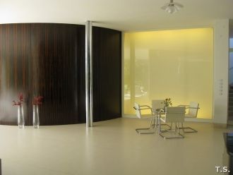 Изогнутая стена из чёрного дерева.