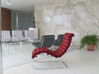 Архитектор сам выполнил дизайн мебели, к