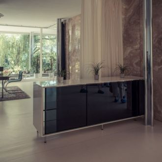 У входа установлен прототип современной 