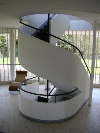 Винтовая лестница внутри дома спроектиро