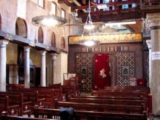 На территории дворцово-паркового комплек