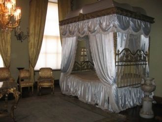 Одна из спален дворца.