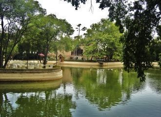 Пруд и павильон Чадыр дворца Йылдыз.