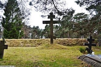 Большой крест из серого камня, сооружённ