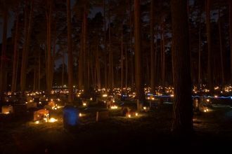 Кладбище Скугсчюркогорден ночью.