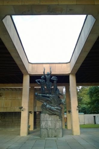 Перед часовней памятник “Воскрешение”.