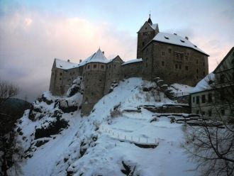 Сегодня помимо музеев в замке Локет для 