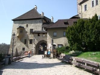 Вход в замок Локет.