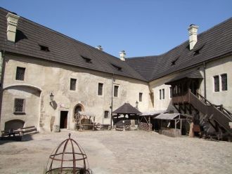 Внутренний двор замка Локет.