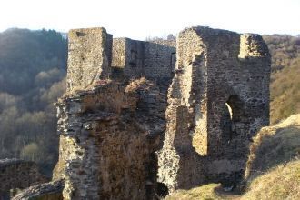 Полуразрушенная башня замка Левенбург.
