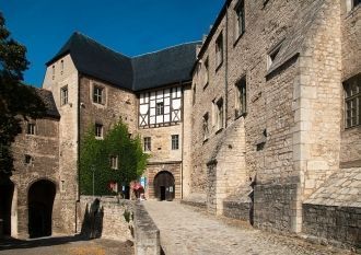 Замковые ворота. В число зданий двора, в