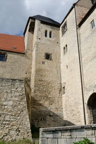 Название замка производно от нем. neue B