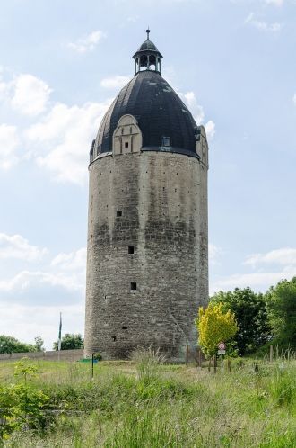 Бергфрид „Толстый Вильгельм“. В середине