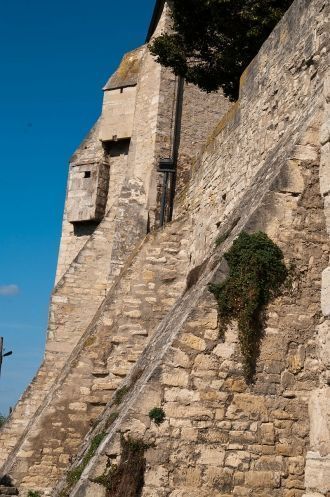 Характерной чертой строений этой части Н