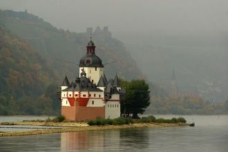 Замок Пфальграфенштайн напоминает плывущ