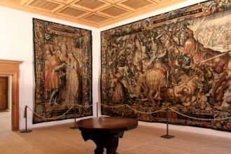 Когда-то стены замка украшали ценные кар