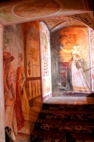 Стена вокруг ступеней узкой винтообразно