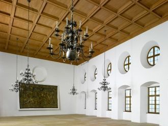 Белый зал (White Hall) расположен на пер