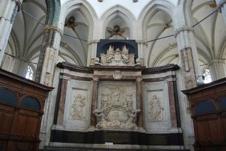 Парадный барочный саркофаг с колоннами и