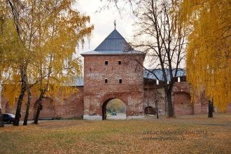 На западе находится Егорьевская башня, к