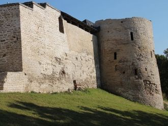 На юго-восточной стороне крепости, наибо