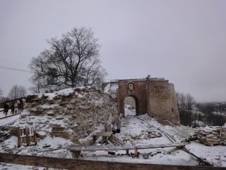 Башни Изборска имеют выход на стену. Их 