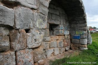 Стена изнутри была снабжена печурами - н