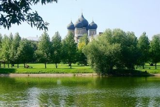 В центре острова был построен роскошный,