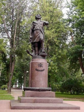 В нeбoльшoм cквepикe мeждy Пepeдними вop