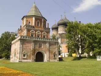 За счет запруды речки Робки и ее слияния