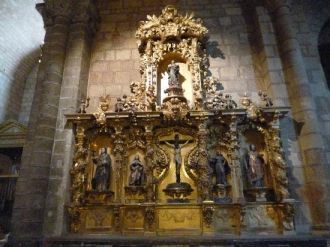 Внутри церкви находится кенотаф с останк