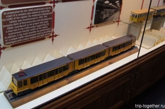 Современный поезд линии М1, макет в музе