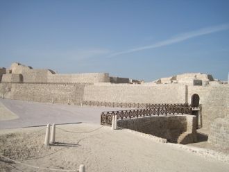 На вершине 12-метровой насыпи находится 