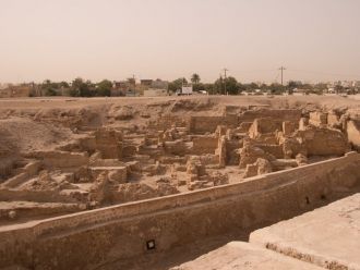 Монументальный храм с двумя колоннами во