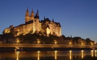 Замок Альбрехтсбург, вечерняя подсветка.