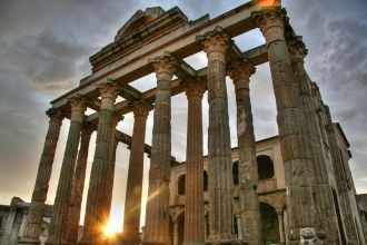 Кроме этого есть здесь сооружения мавров