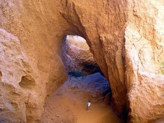 Обилие воды и рельеф местности в районе 