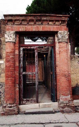 Вход в Дом большого портала в древнеримс