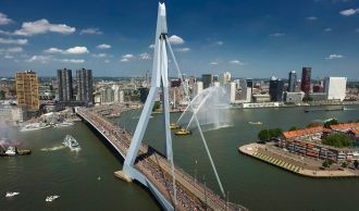 Мостом Эразма пользуются каждый день око